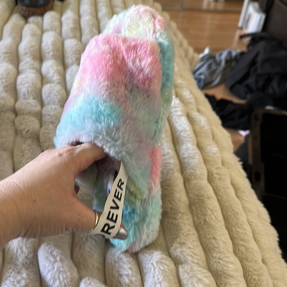 Size 6 1/2 strap fuzzy sandals - Picture 4 of 4